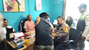 Bhabinkamtibmas Menyelesaikan Permasalahan Warganya Di Kantor RW 07 Kelurahan Bendungan Hilir