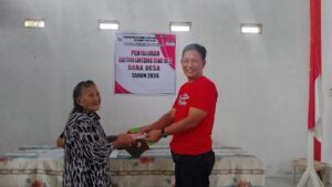 Pemerintah Desa Mawale, Hukum Tua Kres Sendow Salurkan BLT-DD Kepada 20 KPM