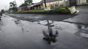 Warga Minta APH Priksa Kontraktor Nakal Dan BPJN Sulut, Diduga Aspal asal jadi sepajang Jalur Trans