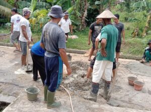 Jalan Berlubang di Kota Metro, Warga Masyarakat Gotong Royong Tambal Kerusakan Fasum