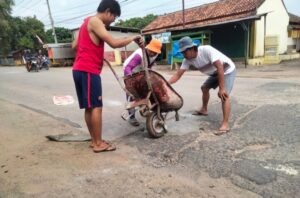 Usai Tambal Lubang Jalan Belimbing, Warga Tejo Agung Geruduk dan Tambal lubang Jalan Stadion