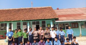 Polsek Sedong melaksanakan program “Police goes to school” Pembinaan dan Penyuluhan di SMK Bina Bangsa Desa Sedonglor.