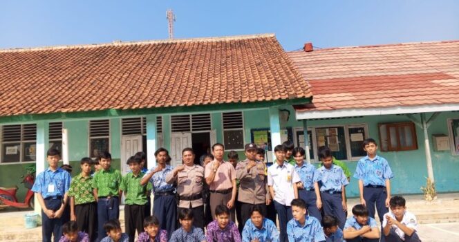 
 Polsek Sedong melaksanakan program “Police goes to school” Pembinaan dan Penyuluhan di SMK Bina Bangsa Desa Sedonglor.