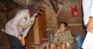 Kapolresta Cirebon Sambangi Warga dan Berikan Bantuan Renovasi Rumah Tidak Layak Huni