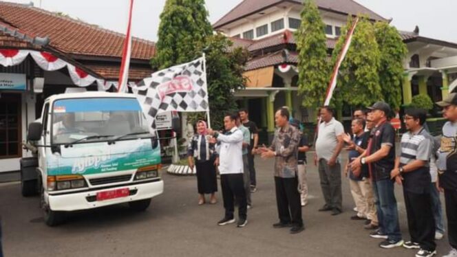 
 Dampak Kemarau Panjang Dibeberapa Wilayah Selatan, ASN Di Pemalang Berikan Bantuan Air Bersih