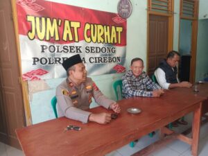 Kapolsek Sedong Polresta Cirebon Melaksanakan Giat Jum’at Curhat, Di Aula Kantor Desa Putat