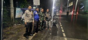 Patroli Malam Bhabinkamtibmas Dan Babinsa Kelurahan Kebon Melati Antisipasi Gangguan Kamtibmas