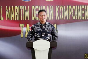 Bangun Sinergitas Dengan Masyarakat Maritim, Lanal Dumai Gelar Binwiltasla dan Komsosmar Bersama Spotmaral  TNI AL, Dumai,- Pembinaan Wilayah Perbatasan Laut (Binwiltasla) dan Komunikasi Sosial Maritim (Komsosmar) merupakan kegiatan rutin yang dilaksanakan TNI Angkatan Laut dalam rangka peningkatan kepedulian kepada masyarakat pesisir untuk ikut memelihara serta menjaga potensi sumber daya kemaritiman. Hal tersebut disampaikan Komandan Lanal Dumai Kolonel Laut (P) Boy Yopi Hamel dalam sambutannya pada kegiatan Komsosmar dan  Binwiltasla TA. 2024 di Kampus Politeknik KP Dumai, Jalan Wan Amir No. 1 Pangkalan Sesai, Dumai Barat, Kota Dumai, Kamis (01/08/2024).  Demikian juga disampaikan Paban IV Komsosmar Spotmaral Kolonel Laut (P) Indra Joko Rerangin yang juga hadir pada kegiatan tersebut, dalam sambutannya membacakan sambutannya Aspotmar Kasal Mayjen TNI (Mar) Dr. Hermanto, S.E., M.M., CSBA., CTMP., menyampaikan harapannya agar kegiatan ini dapat dirasakan oleh seluruh lapisan masyarakat/mahasiswa.   Sesuai tujuan Komsosmar untuk membantu pemerintah dalam meningkatkan kesejahteraan masyarakat melalui pembangunan bersifat fisik maupun non fisik dan memantapkan Kemanunggalan TNI-Rakyat dalam rangka menyiapkan ruang juang, alat juang dan kondisi juang yang tangguh.  Pada kegiatan Komsosmar dan Binwiltasla kali ini juga dilaksanakan kegiatan donor darah dan penyerahan ratusan paket sembako  secara simbolis kepada masyarakat oleh Danlanal Dumai, Paban IV Komsosmar Spotmaral, Direktur Politeknik KP Dumai, dan pejabat lainnya.   Hadir pada kegiatan tersebut, Pabandya Kommas/Ban IV Letkol Laut (KH) M. Arief Bimantoro, Letkol Laut (P) Chusnul Hidayat, S.H., M.Tr.Opsla., Palaksa Lanal Dumai Letkol Laut (PM) Priatno, S.H., M.H., Paspotmar Lanal Dumai Mayor Laut (PM) Efendi Samosir, Dandenpomal Lanal Dumai (PM) Syaparudin, Direktur Poltekpel Dr. Aris Widagdo, A.Pi. MS.i., Kadis Perikanan Aprilagan, S.H., M.H., Camat Dumai Barat AlHusairi, SKM., Kadis Perikanan dan masyarakat setempat.  (Pen Lanal Dumai)