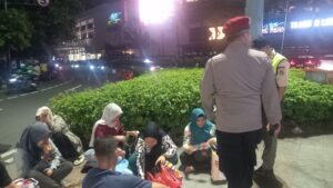 Membubarkan Warga Yang Berada di Sekitar Depan Hotel Kempinsky dan Plaza Indonesia