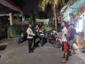 Bhabinkamtibmas Kelurahan Sumur Batu Melaksanakan Kegiatan Sambang Dan Patroli Dialogis