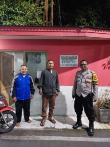 Bhabinkamtibmas Kelurahan Sumur Batu Melaksanakan Kegiatan Sambang Dan Patroli Dialogis