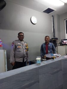 Bhabinkamtibmas Kelurahan Sumur Batu Melaksanakan Kegiatan Sambang Dan Patroli Dialogis