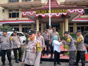 Bertempat Di Halaman Polsek Kemayoran Berlangsung Acara Pelepasan ASN Polri Nur Khatimah Yang Telah Purna Tugas, Kamis (1/08/2024) pagi.
