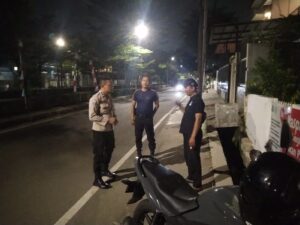 Patroli Malam Hari Aipda Wisnu Saputra Sampaikan Imbauan Ke Petugas Keamanan