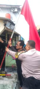 Pemasangan Bendera Merah Putih Oleh Bhabinkamtibmas Bersama Ketua RW 05 Kelurahan Petamburan