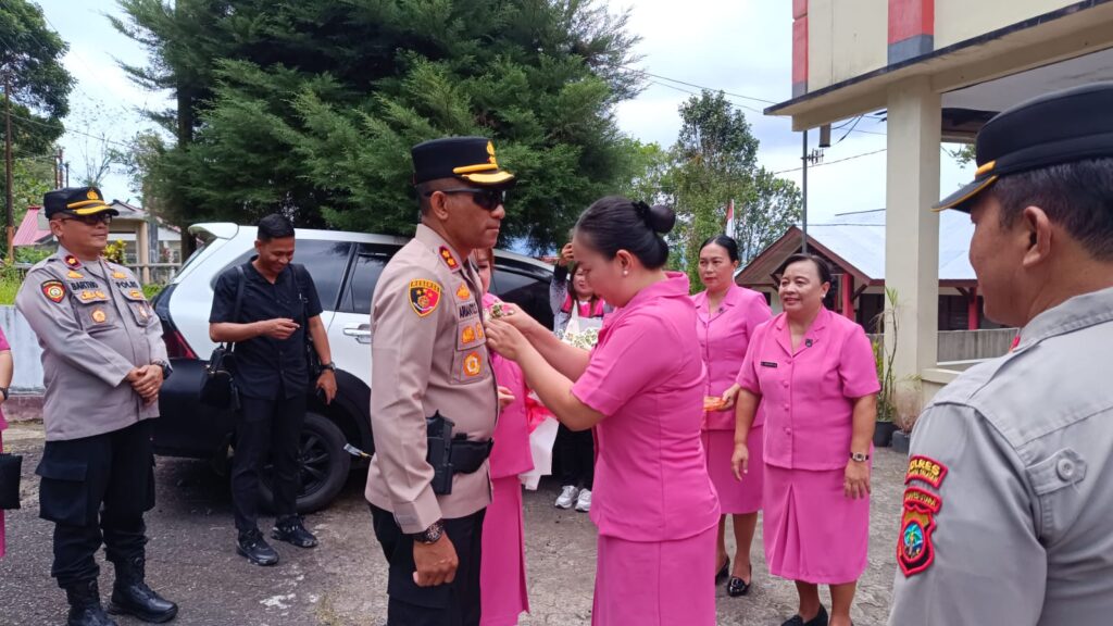 Kapolres Minsel Bersama Ketua Bhayangkari Kunjungi Polsek Tareran