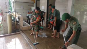 Jumat Bersih, Koramil Kramatjati Bersihkan Masjid Al Barkah