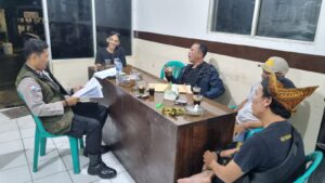 Bhabinkamtibmas Kelurahan Karet Tengsin Gabung Ketua RW, Para Ketua RT Dan Pokdarkamtibmas Kumpul Di Poskamling RW 07