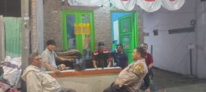 Bhabinkamtibmas Kelurahan Petamburan Bersama Pokdarkamtibmas Kunjungi Poskamling RW 04
