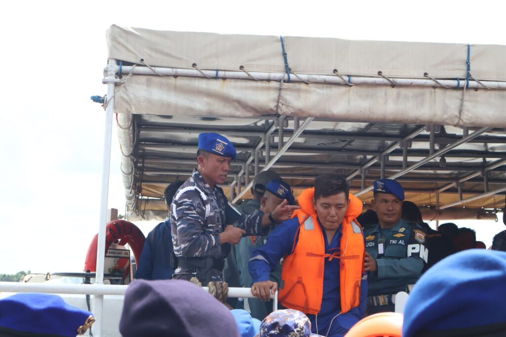 Lanal Banjarmasin Evakuasi KM. Niki Sejahtera Yang Terbakar di Perairan Masalembo