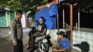 Patroli Wilayah Malam Hari Anggota Patroli Berikan Imbauan kepada Warga Anak-anak Remaja.