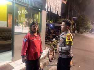 Anggota Unit Binmas Polsek Cempaka Putih Sambang Ke Pos Kamling