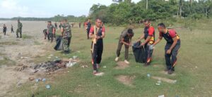 Sebanyak 1 pleton Brimob batalyon C pelopor Lakukan pembersihan aliran sungai