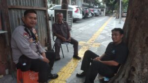 Bhabinkamtibmas Kelurahan Gunung Sahari Selatan Melaksanakan Kegiatan Patroli dan Sambang Dialogis