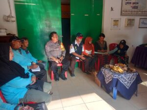 Bhabinkamtibmas Kelurahan Harapan Mulia melaksanakan dan memonitoring kegiatan Jumat Keliling