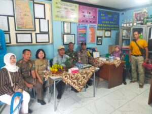 Bhabinkamtibmas Kelurahan Galur Bersama Tiga Pilar Kunjungan Ke Pos Sekretariat RW 03 Galur.