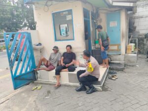 Bhabinkamtibmas Kelurahan Kemayoran Melaksanakan Kegiatan Sambang Dan Patroli Dialogis