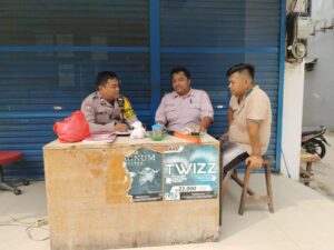 Bhabinkamtibmas Kelurahan Kemayoran Melaksanakan Kegiatan Sambang Dan Patroli Dialogis