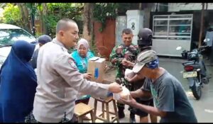 Berbagi Nasi Bungkus Untuk Warga Dhuafa dan Pengemudi Ojek Online