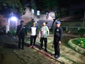 Bhabinkamtibmas Aiptu Endro Bersama Awak Siskaling laksanakan Patroli