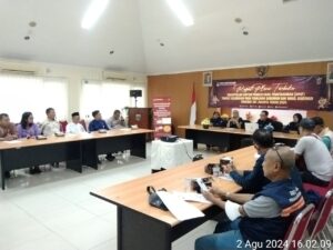 Bhabinkamtibmas Menghadiri Rapat Pleno Terbuka Rekapitulasi DPHP Kelurahan Senen Pemilihan Gubernur Dan Wakil Gubenur Provinsi DKI Jakarta