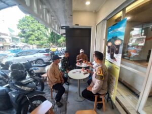 Bhabinkamtibmas Dan Babinsa Kelurahan Kebon Kacang Bersama Ketua RW Membahas Situasi Kamtibmas Di Wilayah