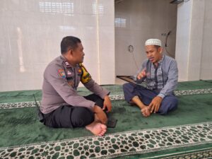 Bhabinkamtibmas Kelurahan Gelora Silahturahmi Dengan Tokoh Agama Di Musholla Al Iman