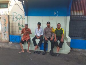 Bhabinkamtibmas Galur Door To Door System dengan Tokoh Masyarakat dan Warga