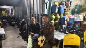 Patroli Wilayah Briptu Yoga Anggota Patroli Berikan Imbauan kepada Warga.