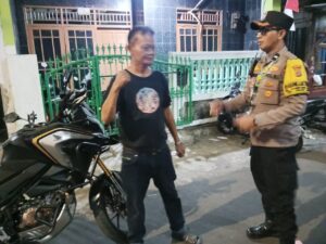 Anggota Binmas Polsek Johar Baru Ajak Ketua RT Patroli Pemukiman Pemantauan Kerawanan Pagi Hari.