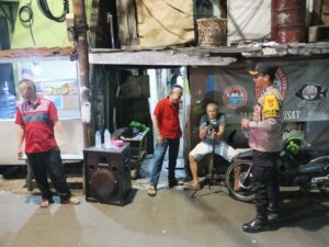 Aipda Ikhwan Mulyadi bersama FKDM Patroli Pemukiman Sambang Dialogis berikan imbauan Warga