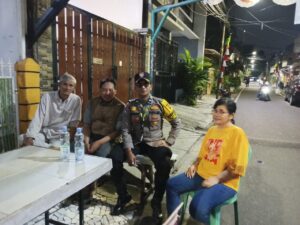 Bhabinkamtibmas Kampung Rawa Patroli Wilayah Sambangi Pos Sekretariat RW 05