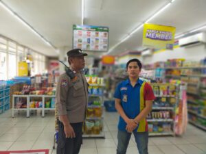 Sambang Wilayah Sore Hari Bhabinkamtibmas Galur Ke Indomaret Berikan Imbauan Kamtibmas