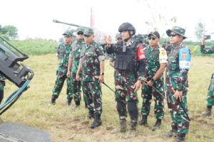 Pangdivif 2 Kostrad Cek Langsung Kemampuan Prajurit Penembak Meriam Caesar Yonarmed 12/Angicipi Yudha