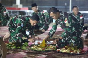 Mainbody Satgas Indobatt XXIII-R Yonif 413 Kostrad Laksanakan Doa Bersama dan Penjamasan tunggu dan bendera perang serta Potong Tumpeng di Daerah Misi