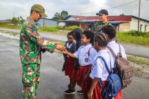 Kesatria Mayangkara Bagikan Permen Gula – Gula Untuk Ade – Ade Sekolah