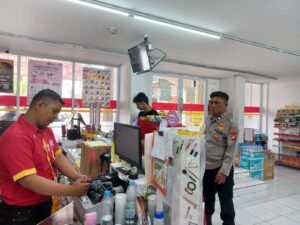 Kapolsubsektor Kayu Awet Patroli Dialogis dan Sambang Ke Alfamart Johar Baru