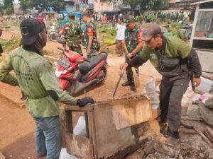Koramil 01/Jatinegara bersama Polsek Dan Sudin Pertamanan Bersihkan Taman Bermain