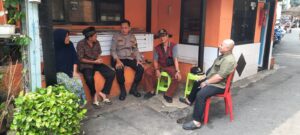Bhabinkamtibmas Kelurahan Kebon Melati Sambang Tokoh Masyarakat, Ketua RW 12 Dan Warga Di Pemukiman