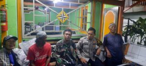 Sambangi Poskamling RT 01 RW 15, Babinsa Dan Bhabinkamtibmas Kelurahan Kebon Melati Berikan Imbauan Kamtibmas